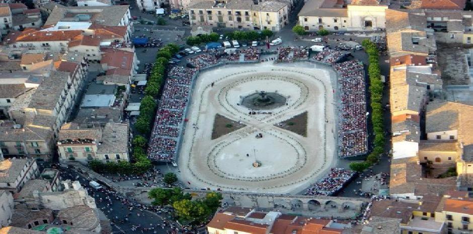 Dietro Piazza Maggiore Сульмона Экстерьер фото